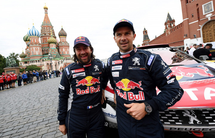 Cyril Despres dan David Castera dari tim Peugeot Red Bull berpose sebelum meninggalkan garis start di Moskow pada 7 Juli 2017. Untuk menuju garis finisnya di Tiongkok mereka akan melewati rute yang tidak kalah ganas dibanding Dakkar Rally tapi indah pemandangannya.