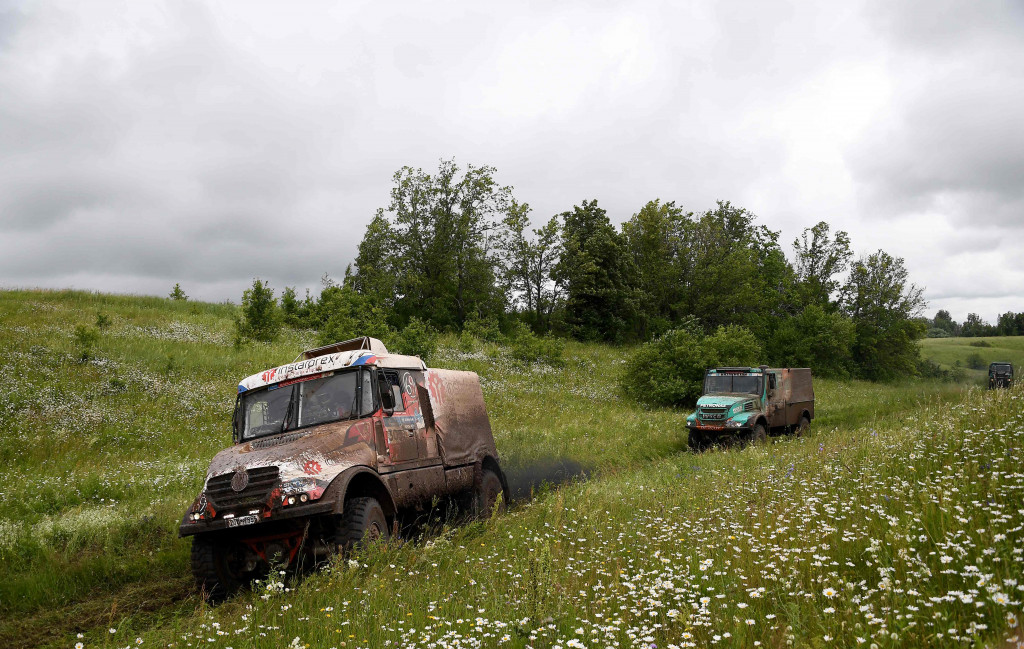 Tim asal Belanda dan Spanyol yang masing-masing memacu truk Tata dan Iveco berkejaran di jalur sempit padang sabana.