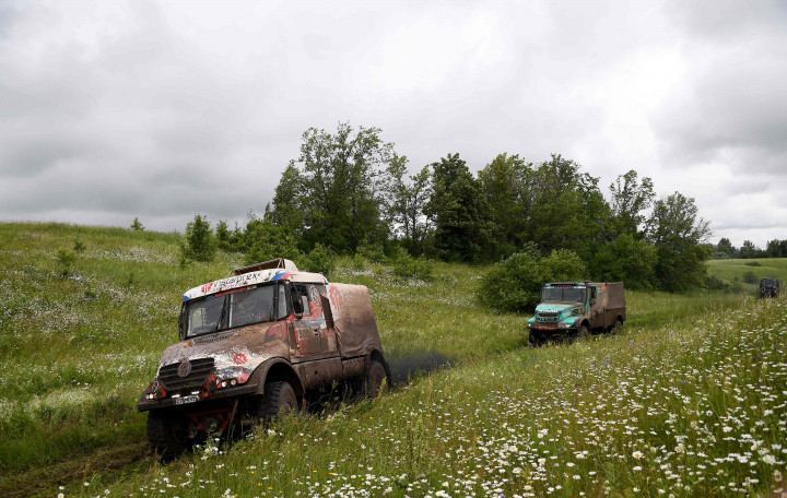Tim asal Belanda dan Spanyol yang masing-masing memacu truk Tata dan Iveco berkejaran di jalur sempit padang sabana.