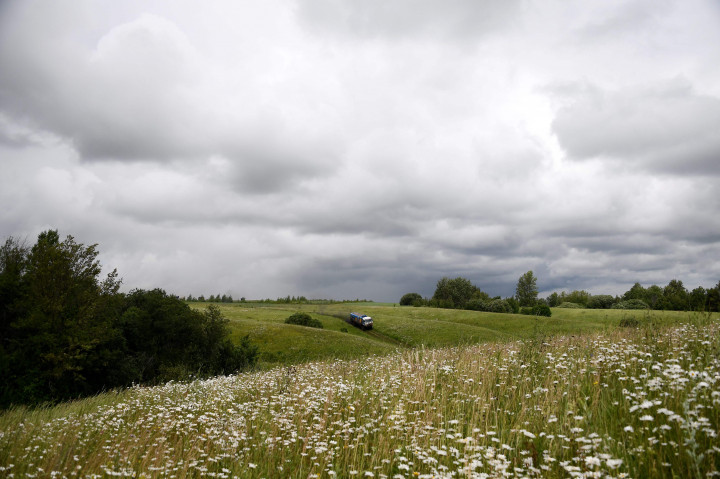 Tim Rusia yang memacu truk Kamaz di tengah padang sabana yang sedang berbunga. Reli yang tak kalah ganas dari Dakar Rally ini menempuh jarak sejauh 10 ribu kilometer. 