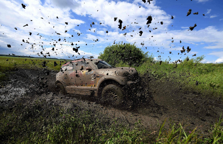 Bryce Menzies dan Peter Mortensen yang memacu Mini berhasil lolos dari jebakan lumpur di tengah sabana dataran tinggi antara Ufa dan Kostaini, Kazakhstan, Senin (10/7/2017). 