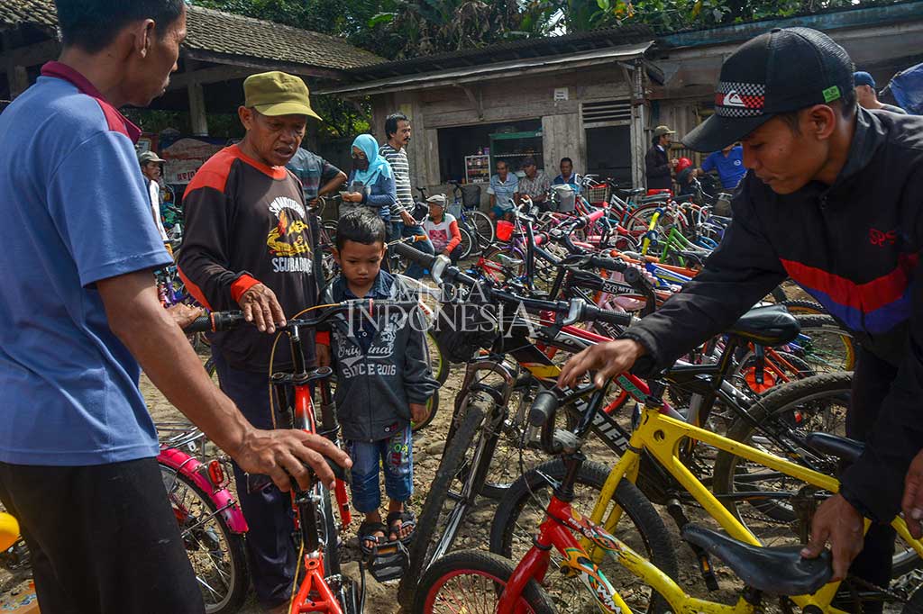 Sepeda bekas menjadi pilihan orang tua untuk anak-anaknya sebagai sarana trasportasi ke sekolah karena harganya lebih terjangkau. 