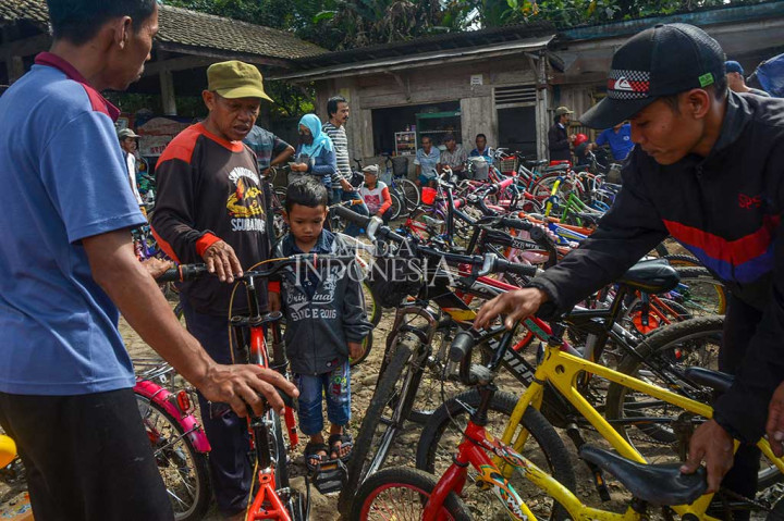 Sepeda bekas menjadi pilihan orang tua untuk anak-anaknya sebagai sarana trasportasi ke sekolah karena harganya lebih terjangkau. 