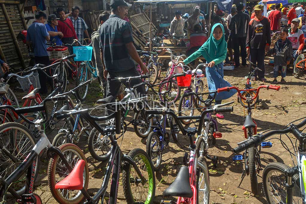 Harga sepeda bekas di pasar setempat hanya berkisar antara Rp200 ribu hingga Rp500 ribu, jauh lebih murah dibandingkan sepeda baru di toko yang bisa mencapai jutaan.