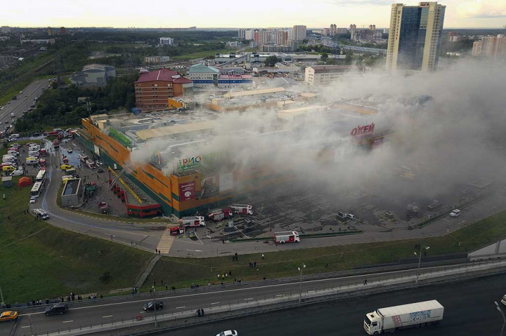 Asap membubung saat petugas pemadam kebakaran berusaha memadamkan api yang melalap pusat perbelanjaan Rio, di Moskow, Rusia, Senin (10/7/2017) waktu setempat.