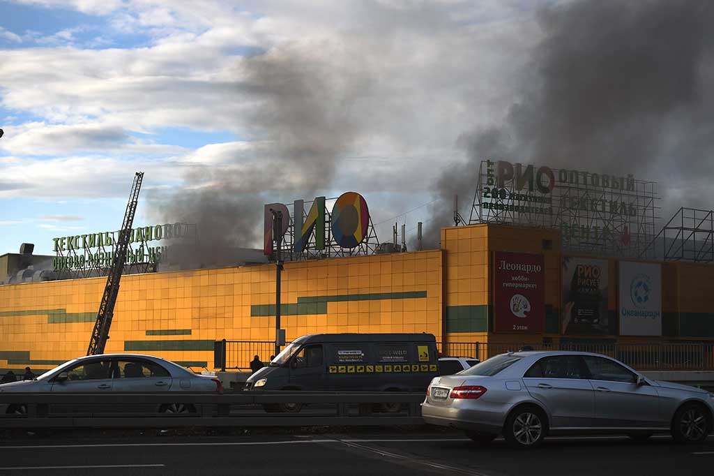 Ribuan orang harus dievakuasi dari pusat perbelanjaan tersebut, sementara empat orang terjebak dalam satu titik sebelum diselamatkan.