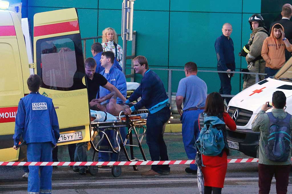 14 orang harus dirawat di rumah sakit, empat di antaranya dalam keadaan kritis akibat kebakaran tersebut. 