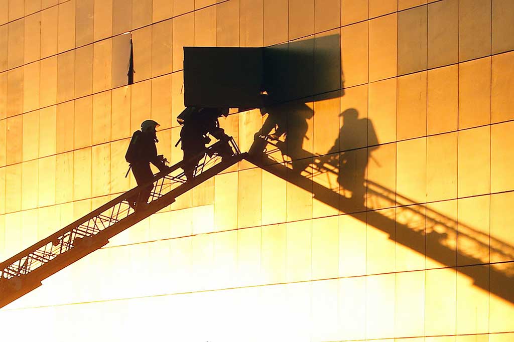 Petugas masih menyelidiki penyebab kebakaran tersebut.