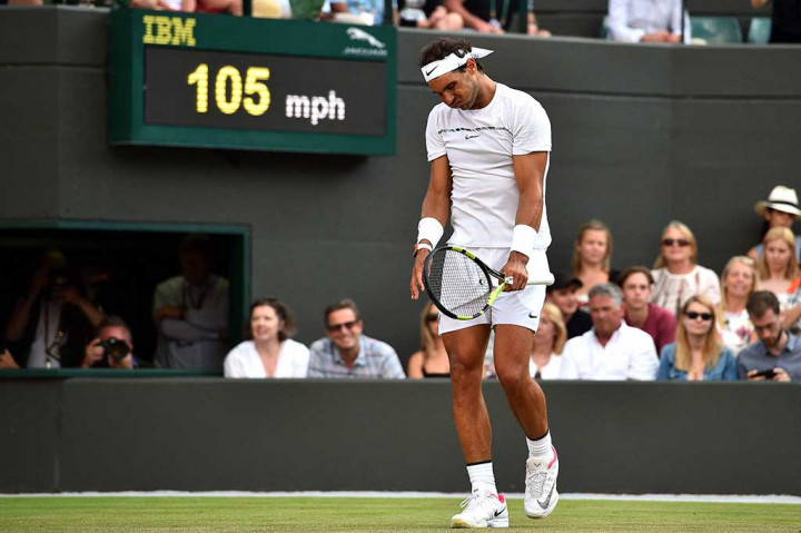 Unggulan keempat Rafael Nadal harus tersingkir dari turnamen Wimbledon setelah dikalahkan Gilles Muller (Luksemburg x16) di babak 16 besar dalam pertarungan lima set 6-3, 6-4, 3-6, 4-6, 15-13, dan memakan waktu  4 jam 48 menit. AFP/Glyn Kirk