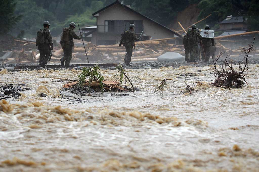 Tentara Jepang terus berupaya menjangkau daerah yang terisolasi untuk mengevakuasi korban banjir bandang di Asakura, Fukuoka.