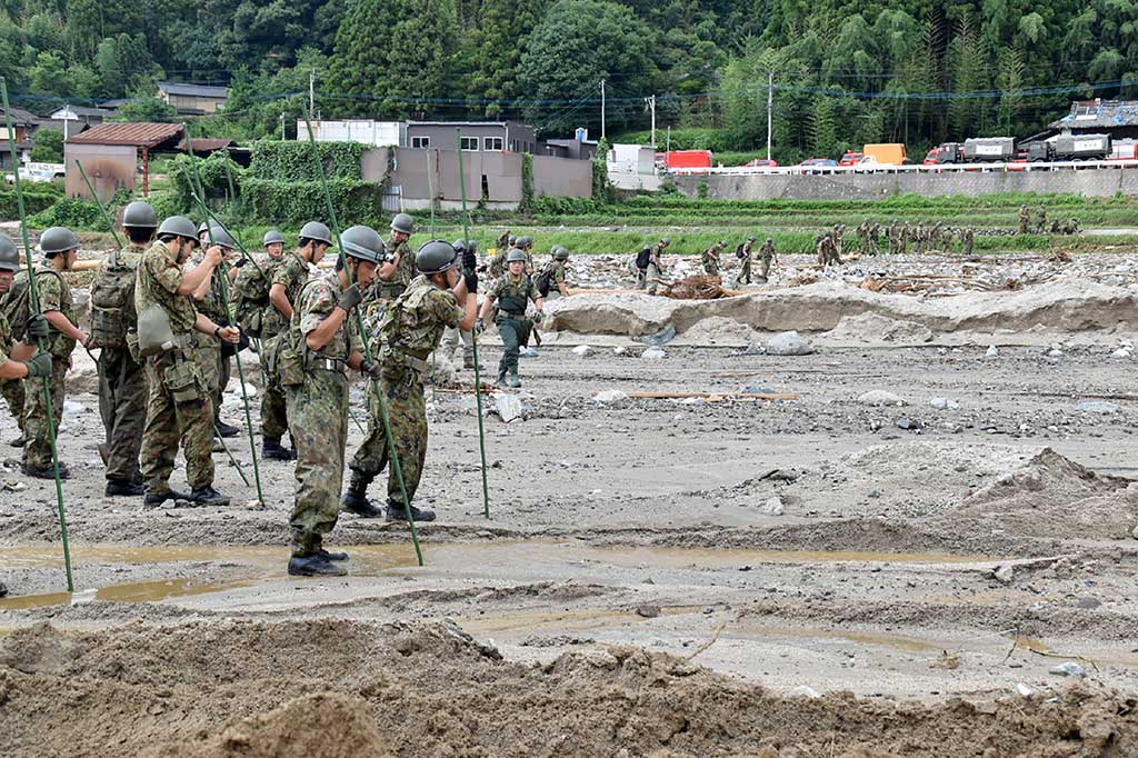 Pasukan Bela Diri Jepang berupaya mencari korban hilang akibat banjir dengan tongkat.