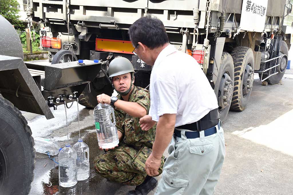 Pasukan Bela Diri Jepang melayani warga yang membutuhkan air bersih.