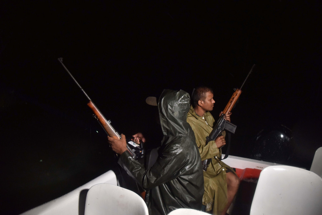 Jagawana berpatroli menggunakan sampan. Banyaknya satwa langka yang lari dari banjir, membuatnya rawan dari pemburu gelap. 