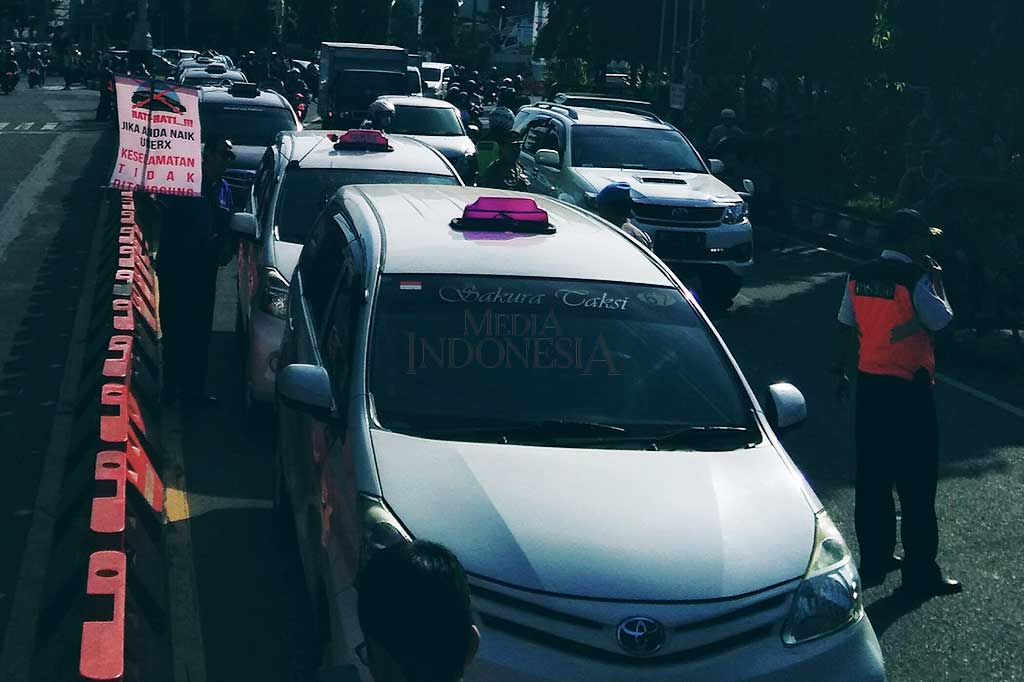 Mereka mengharapkan Wali Kota dan Ketua DPRD Surakarta mendukung dan memberikan penyataan ikut menolak taksi berbasis aplikasi itu.