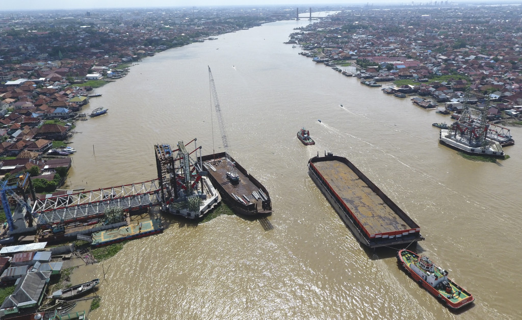 Jembatan Ampera nampak di belakang proyek pembangunan Jembatan Musi VI Palembang, Selasa (11/6/2017). Jembatan baru yang akan menunjang transportasi Asian Games 2017 ini harus selesai akhir 2017.