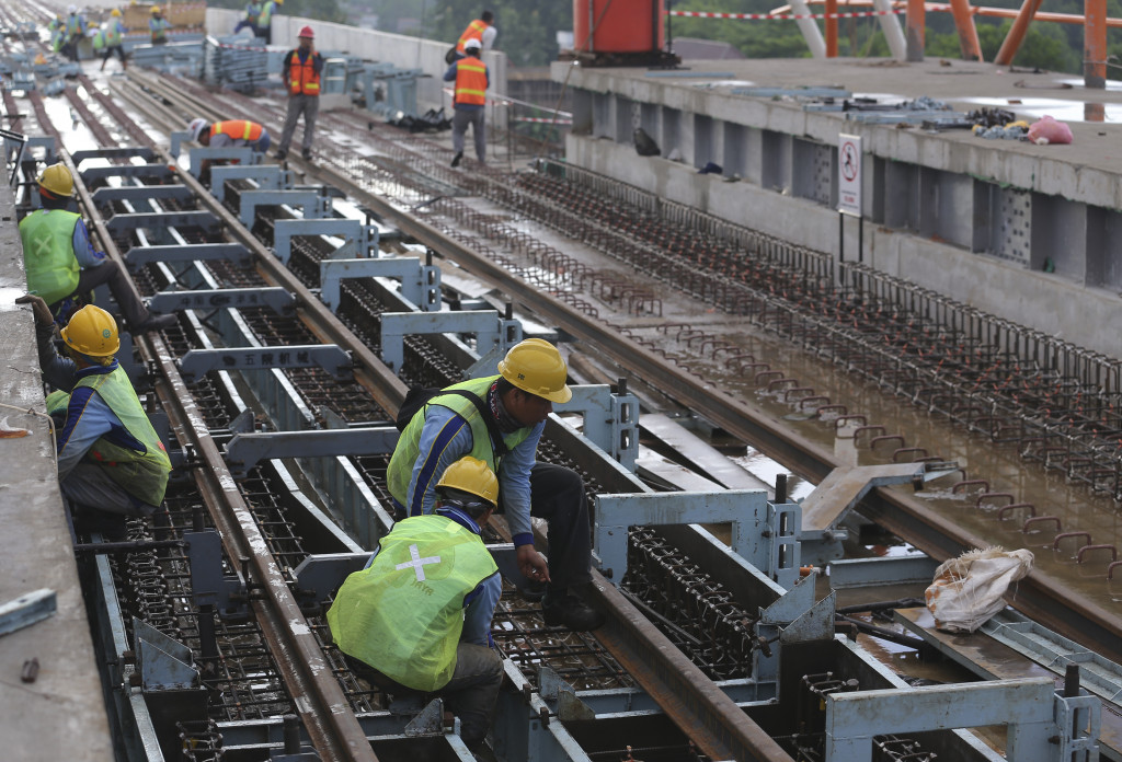 Sejumlah pekerja memasang slabtrack dan rel Light Rail Transit (LRT) di stasiun OPI zona 5 proyek pembangunan LRT Jakabaring, Palembang. Proyek transportasi yang panjangnya  23,5 km ini ditargetkan dapat selesai akhir Oktober 2017 sehingga bisa dipakai dalam Asian Games 2018. 
