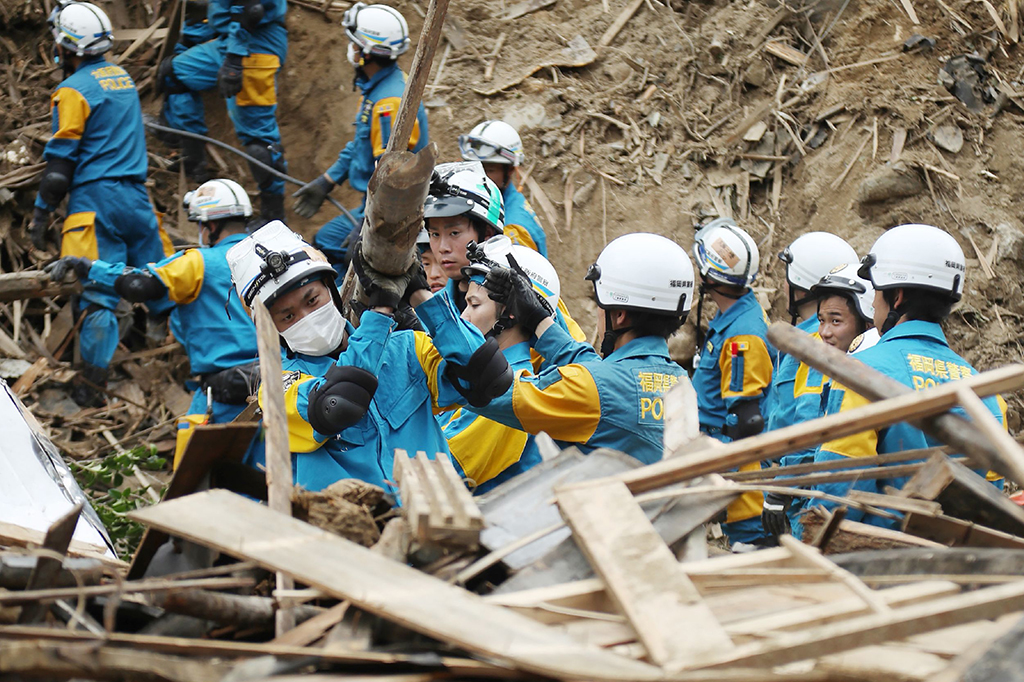 Tim penyelamat saat ini masih terus berjuang untuk menyelamatkan lebih dari 100 orang yang masih terjebak di kawasan-kawasan yang terendam banjir.