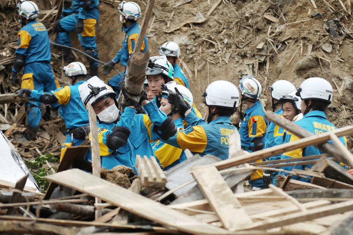 Tim penyelamat saat ini masih terus berjuang untuk menyelamatkan lebih dari 100 orang yang masih terjebak di kawasan-kawasan yang terendam banjir.