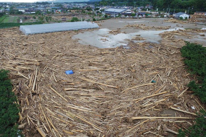 Banjir yang merendam rumah-rumah dan sekolah-sekolah itu memaksa ribuan orang mengungsi ke tempatpenampungan sementara.