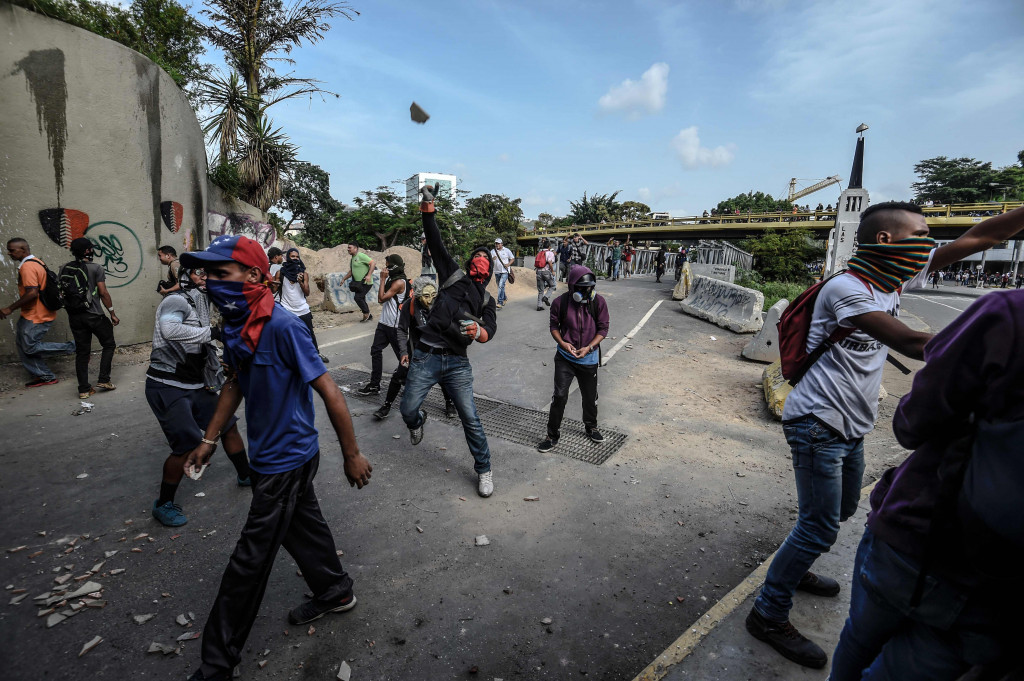 Krisis ekonomi yang berkepanjangan menyebabkan banyak pengangguran dan kelangkaan barang. Harga obat-obatan dan kebutuhan pokok pun semakin tidak terjangkau. AFP PHOTO / JUAN BARRETO