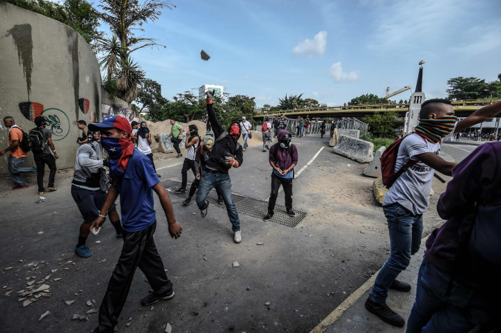 Krisis ekonomi yang berkepanjangan menyebabkan banyak pengangguran dan kelangkaan barang. Harga obat-obatan dan kebutuhan pokok pun semakin tidak terjangkau. AFP PHOTO / JUAN BARRETO