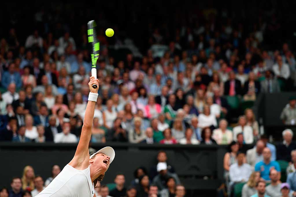 Johanna Konta melancarkan servis keras ke arah petenis Romania Simona Halep.