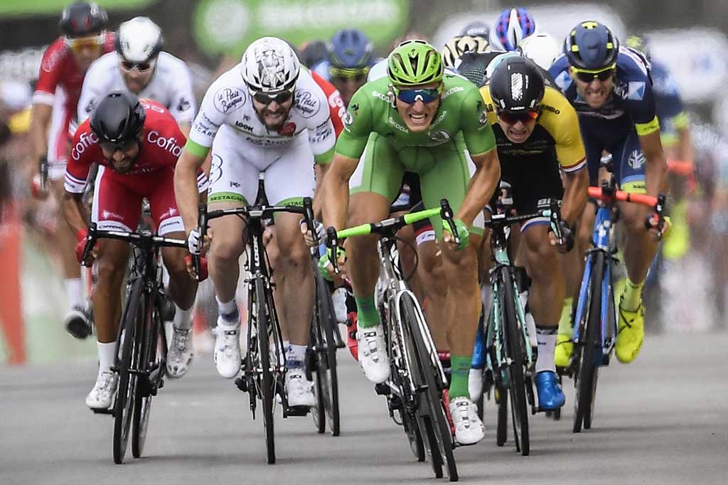 Pembalap sepeda Jerman Marcel Kittel (jersey hijau) beradu sprint dengan para pembalap lainnya sesaat menjelang garis finis pada tahapan 10 Tour de France, di Bergerac, Selasa (11/7/2017) waktu setempat.