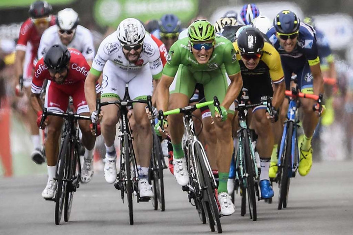 Pembalap sepeda Jerman Marcel Kittel (jersey hijau) beradu sprint dengan para pembalap lainnya sesaat menjelang garis finis pada tahapan 10 Tour de France, di Bergerac, Selasa (11/7/2017) waktu setempat.