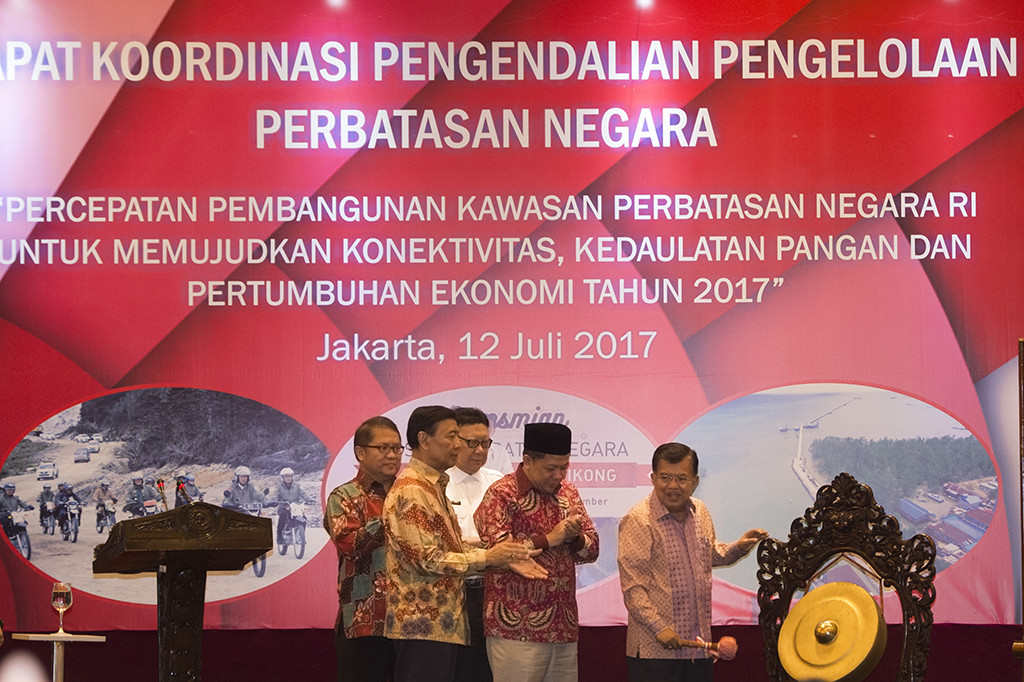 Wapres memukul gong saat membuka Rakor Pengendalian Pengelolaan Perbatasan Negara.
