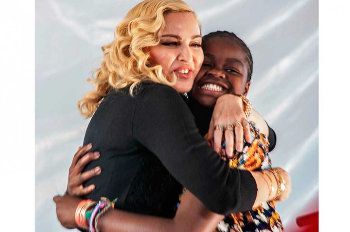Madonna memeluk putri adopsinya Mercy James.