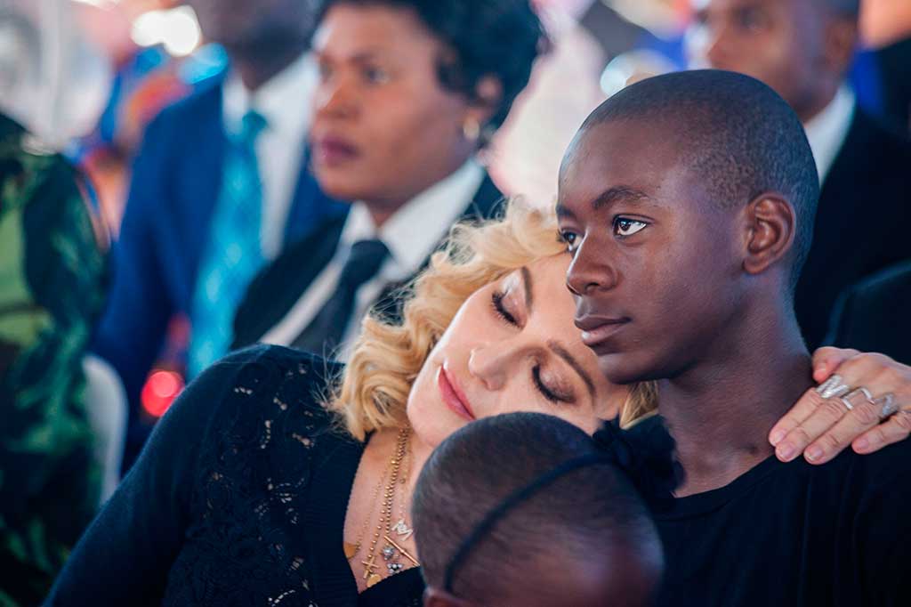 Madonna bersandar di bahu putra adopsinya David Banda.