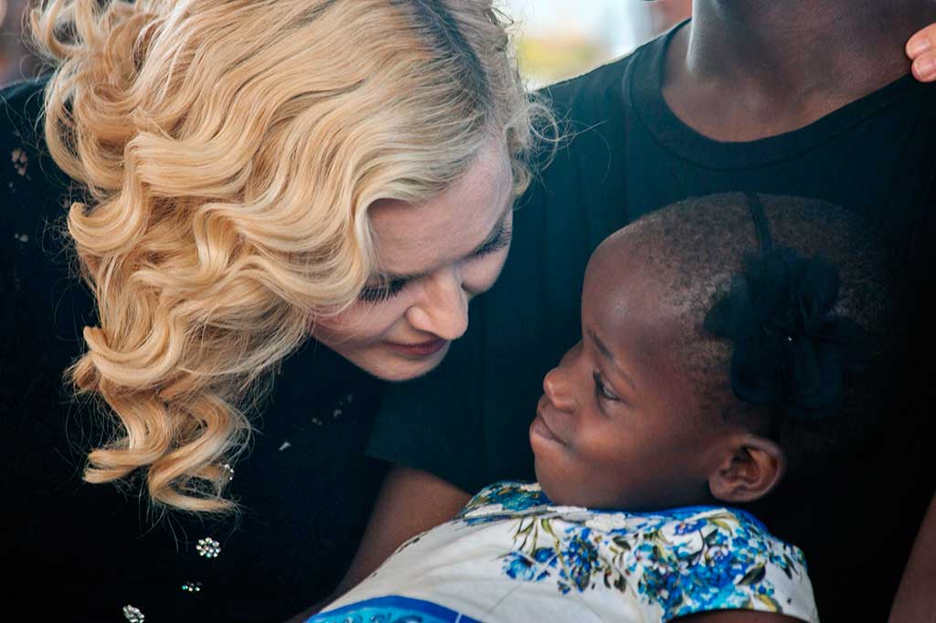 Madonna bercengkerama dengan putri adopsinya.