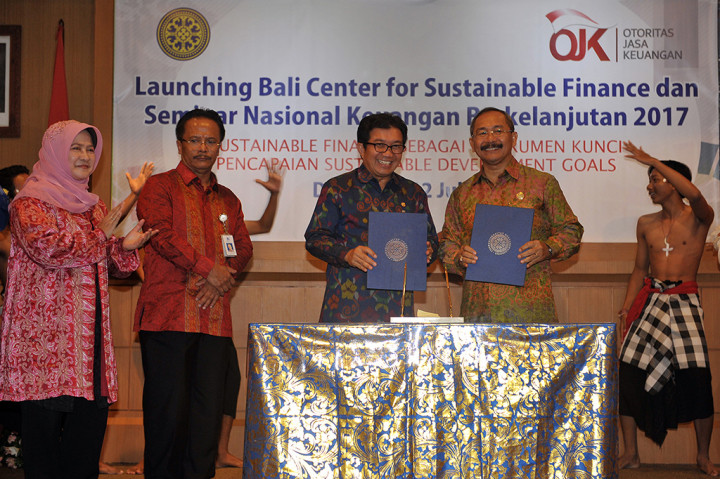 OJK dan Universitas Udayana menjalin kerja sama untuk menyediakan informasi keuangan terpadu tentang keuangan berkelanjutan, pusat studi/riset, sarana bagi berbagai bidang ahli dan pusat pengembangan jejaring pemangku kepentingan program keuangan berkelanjutan.