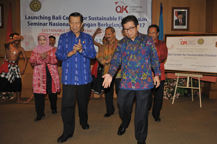 Terpilihnya Universitas Udayana Bali sebagai Center for Sustainable Finance dilatarbelakangi Bali sebagai wilayah wisata di Indonesia yang mempunyai kondisi sosial dan lingkungan hidup yang kondusif untuk pengembangan Keuangan Berkelanjutan.