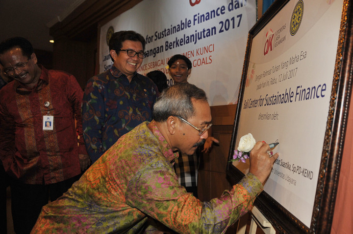 Ketua Dewan Komisioner OJK Muliaman D Hadad mengatakan, pembentukan pusat informasi ini merupakan bentuk dukungan menyeluruh dari sektor jasa keuangan untuk menciptakan pertumbuhan ekonomi berkelanjutan yang dihasilkan dari keselarasan antara kepentingan ekonomi, sosial dan lingkungan hidup. 