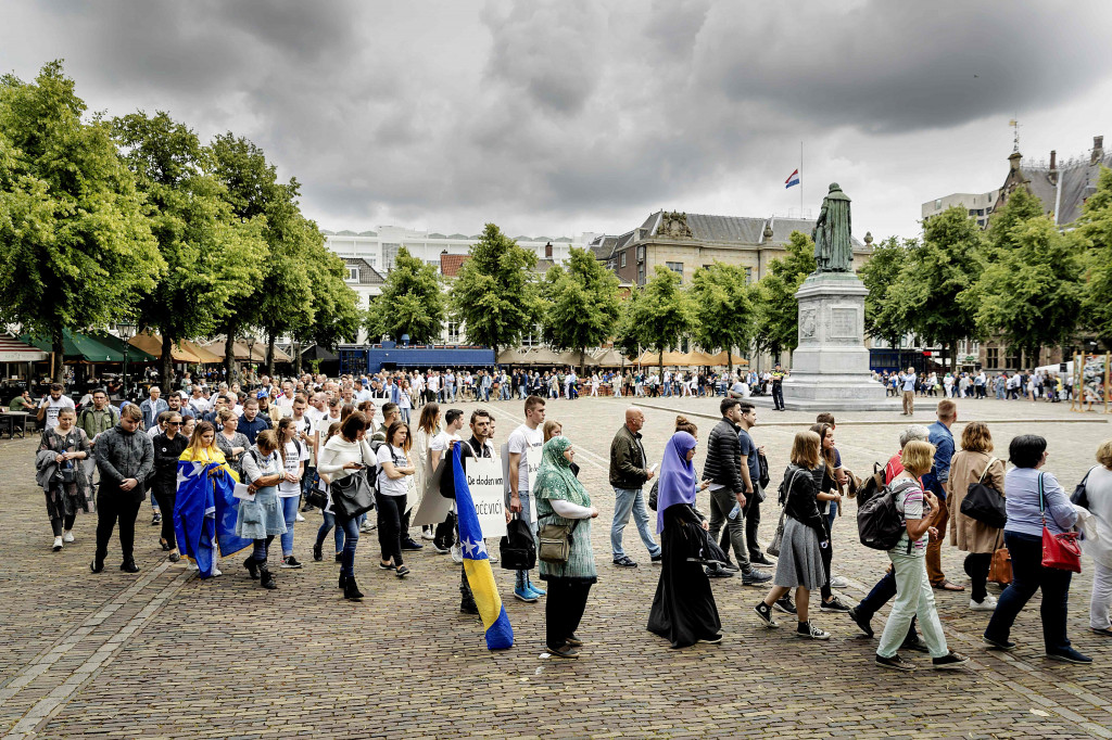 Upacara mengenang kejahatan kemanusiaan sadis tersebut juga berlangsung di Haque, Belanda. Di kota kecil kini terdapat komunitas Bosnia yang hampir semuanya adalah pengungsi dan korban perang etnis. AFP PHOTO / ANP / Robin van Lonkhuijsen