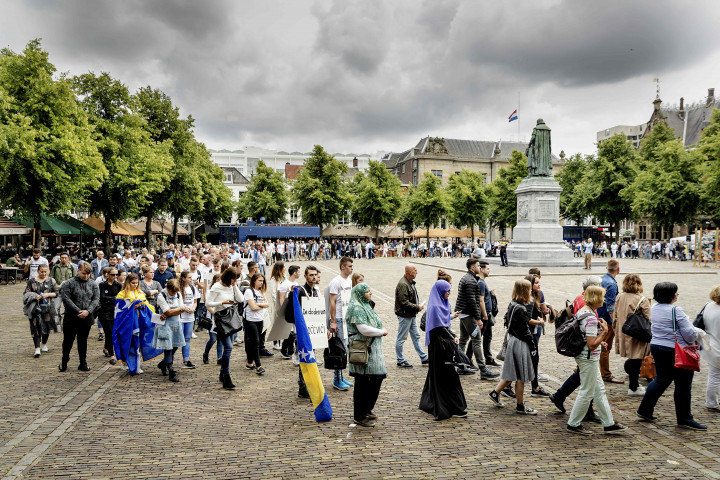 Upacara mengenang kejahatan kemanusiaan sadis tersebut juga berlangsung di Haque, Belanda. Di kota kecil kini terdapat komunitas Bosnia yang hampir semuanya adalah pengungsi dan korban perang etnis. AFP PHOTO / ANP / Robin van Lonkhuijsen