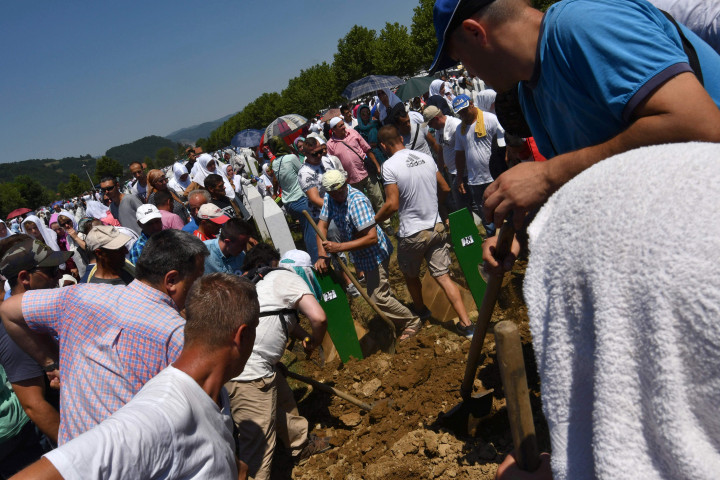Keluarga korban bersama-sama menggali liang lahat untuk mengubur setiap jenazah korban keluarga masing-masing, Selasa (11/7/2017). Sebelumnya korban dikubur di sebuah kuburan massal. 