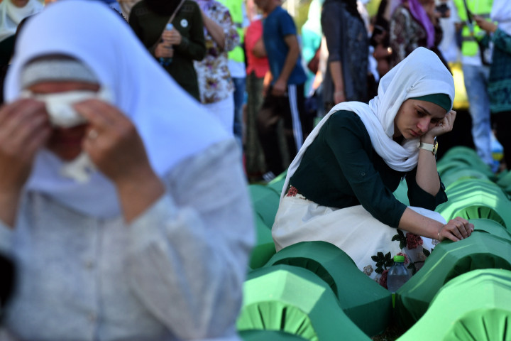 Dua orang muslimah Bosnia menangis di keranda keluarganya. Proses indentifikasi membutuhkan waktu panjang sebab jasad sudah dalam kondisi rusak dan keluarga korban tidak mudah ditemukan karena terpencar di berbagai pengungsian.