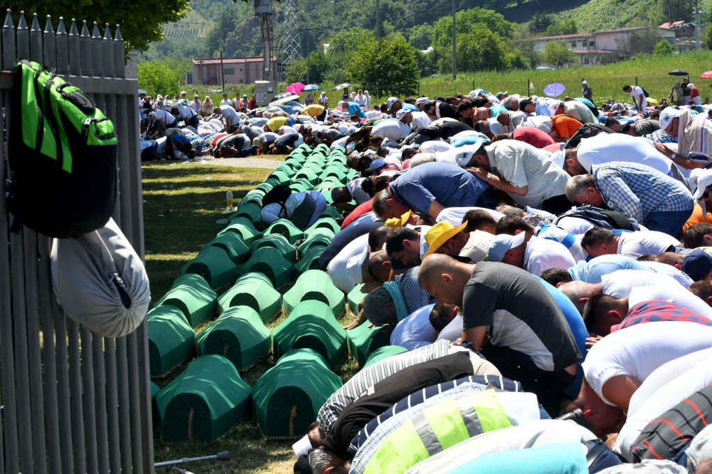 Salat jenasah dilakukan di areal makam. Pembantaian dilakukan pasukan Serbia setelah mereka merebut sebuah kota di Bosnia timur yang berada di wilayah perlindungan pasukan perdamaian PBB. 