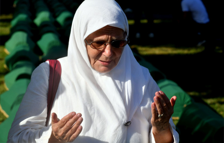 Seorang ibu warga Bosnia berdoa untuk jenasah seorang kerabatnya. Semua korban tewas pembantaian adalah laki-laki agar tidak dapat bertempur melawan pasukan Serbia dalam perang etnis yang brutal pada 1995.