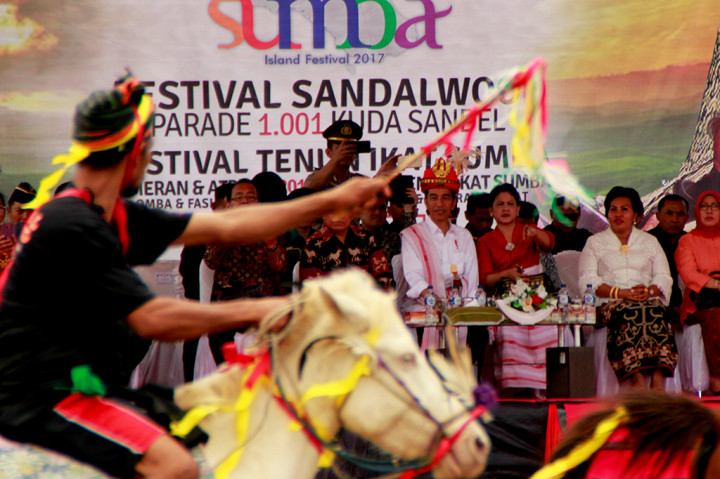 Presiden Jokowi mengunjungi Pulau Sumba Barat Daya, NTT dalam rangka menutup Parade 1001 Kuda Sandelwood serta membuka Festival Tenun Ikat yang dihadiri 2017 penenun dari seluruh daratan pulau Sumba.