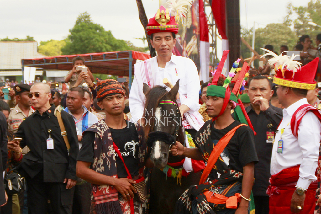 Jokowi mendapat hadiah berupa kuda dan parang sebagai lambang ksatria.