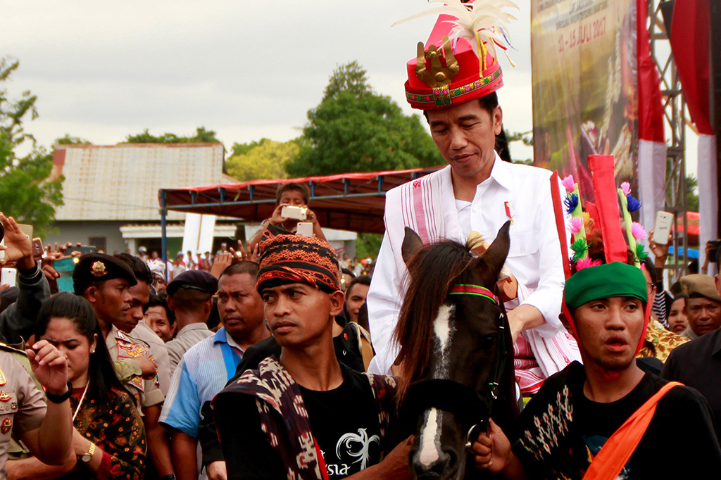 Hadiah kehormatan itu diberikan secara langsung oleh Bupati Sumba Barat Daya, Markus D Tallo. Kuda dan Parang merupakan lambang dukungan masyarakat Sumba kepada Jokowi untuk memimpin Indonesia.