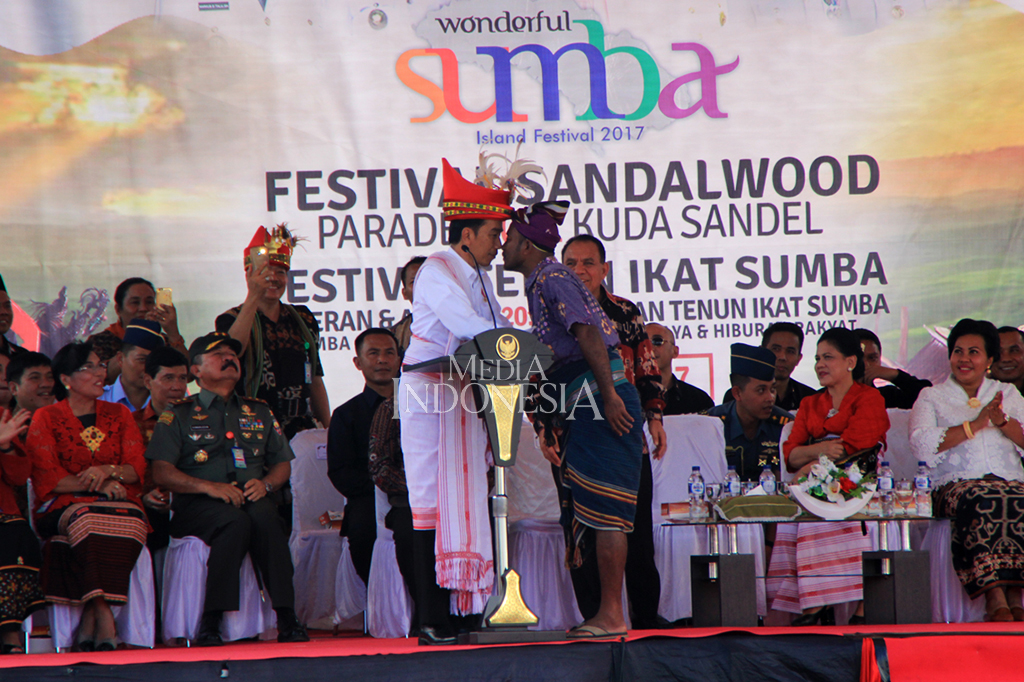 Presiden Joko Widodo menerima ciuman Sumba dari Kepala Desa Watukawula, Kecamatan Kota, Sumba Barat Dyaa Marthen Luther saat menghadiri Parade Kuda dan Festival Tenun Ikat. Ciuman Sumba sebagai tanda persahabatan di antara masyarakat setempat.