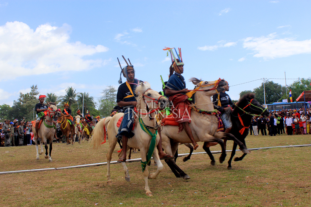 Parade 1001 Kuda Sandelwood digelar di Lapangan Galatama di Tambaloka, Sumba Barat Daya, NTT.