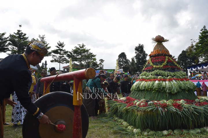 Dalam rangka memperingati HUT ke-192 Wonosobo, warga Wonosobo melakukan upacara kirab panji di halaman Kecamatan Garung, Wonosobo, Rabu(12/7/2017).
