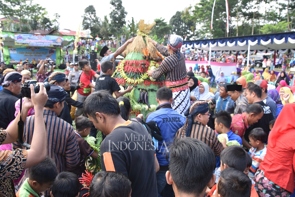 Upacara pelepasan panji pusaka tersebut merupakan suatu pengingat bahwa di situ terdapat suatu daerah atau negara.
