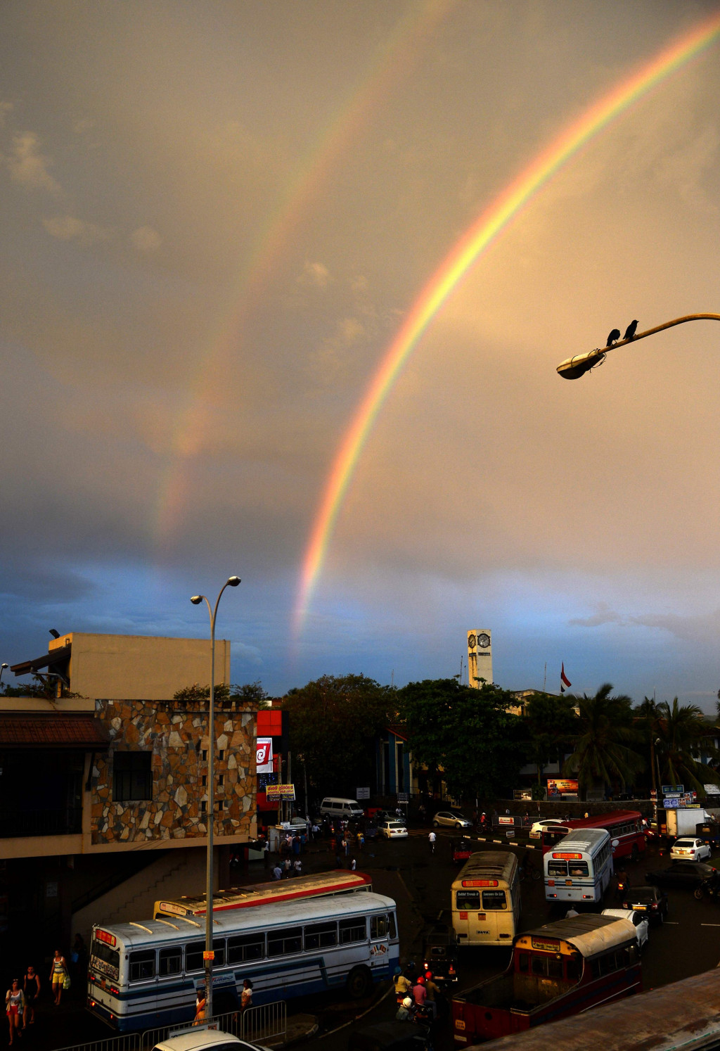 Musim penghujan di India dan Sri Lanka bisa sangat lebat dan lama hingga memunculkan berbagai bencana alam. Di sisi lain juga menampilkan fenomena alam unik seperti dua pelangi yang terjadi pada Maret lalu. FP PHOTO / LAKRUWAN WANNIARACHCHI