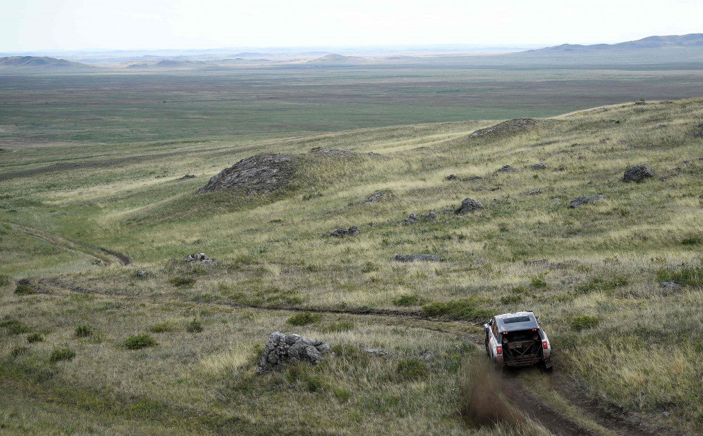 Christian Lavieille dan Jean-Pierre Garci dari tim Toyota di tengah padang savana dataran tinggi Kazhaktan. Hingga etape lima, medan reli yang dilalui masih tergolong mudah dinavigasi, belum ada kasus pereli yang tersesat. 